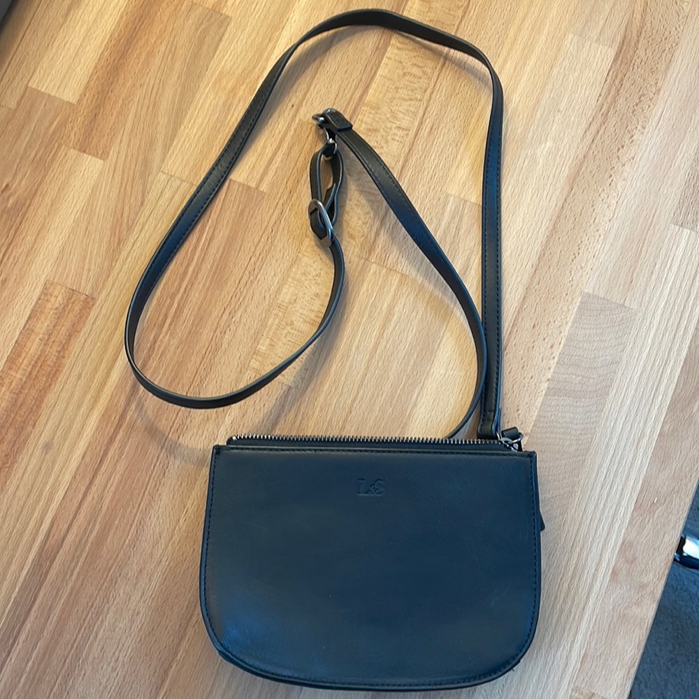 Lo & Sons Waverly Cross Body Bag